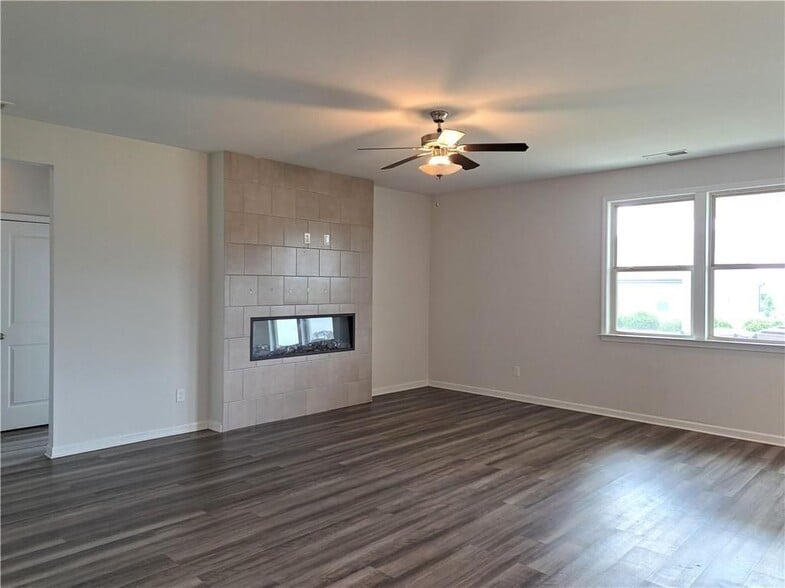 Building Photo - 3329 Long Creek Dr