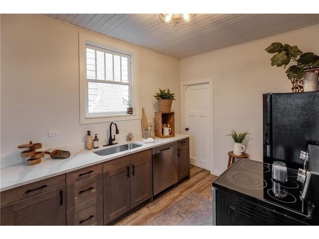 Building Photo - 2 Bedroom, 1 Bathroom Single-Family Home w...