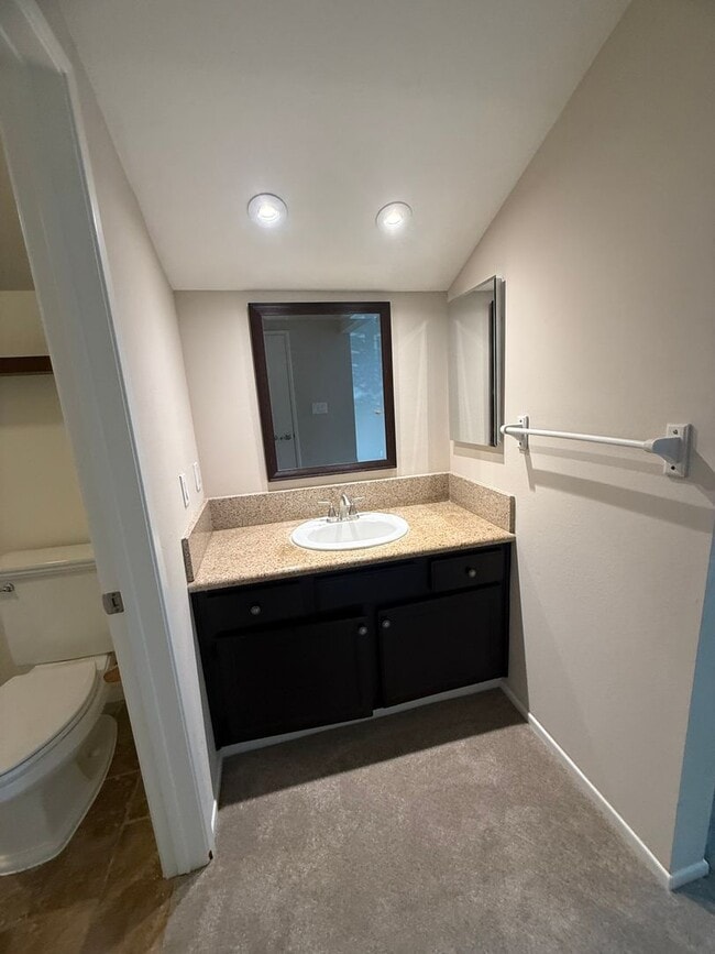 Building Photo - Thousand Oaks - Three Bedroom, 2.5 Bath