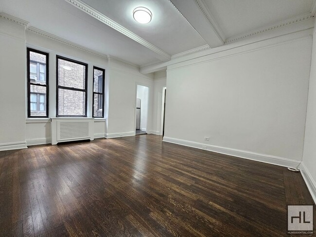 Building Photo - 140 E 46th St