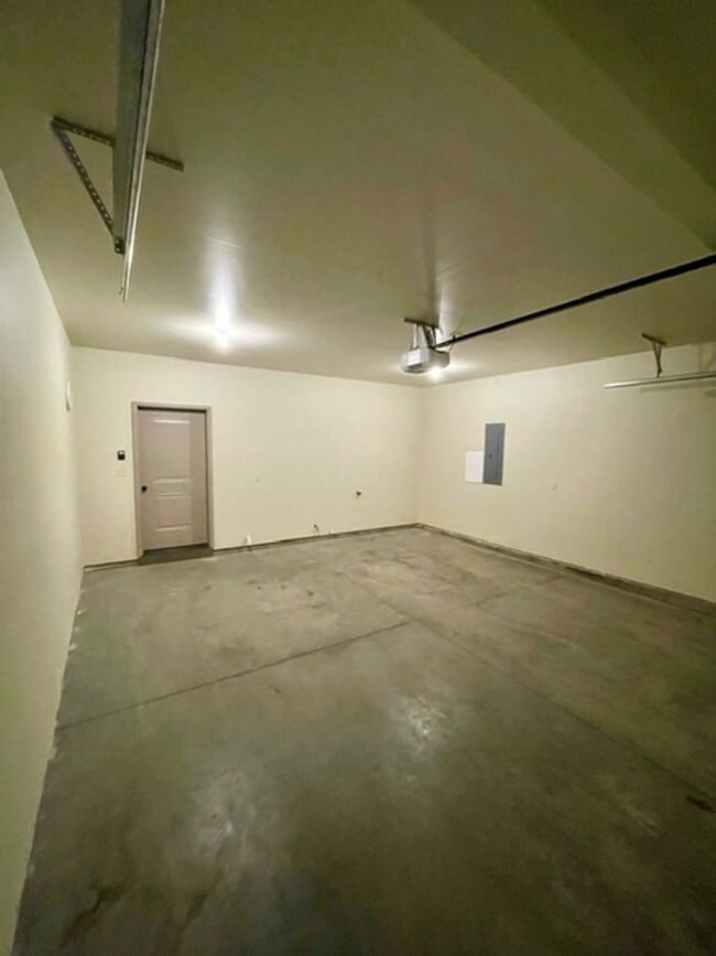 Building Photo - Townhouse - 3 Bedrooms 2 1/2 Bathrooms