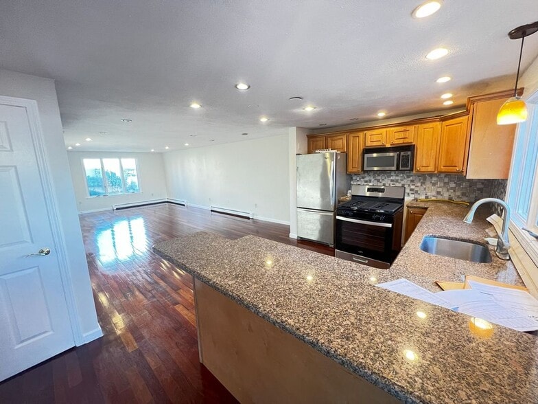 Building Photo - 86 Atwood St