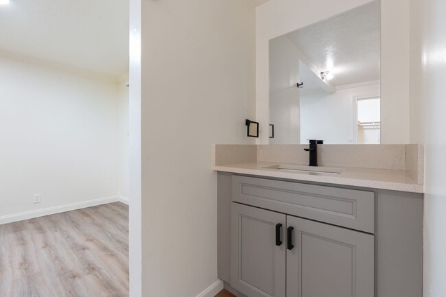 Building Photo - Renovated 2BR in Milwaukie