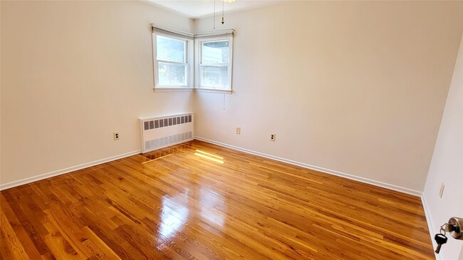 Building Photo - 250 Maple Pl
