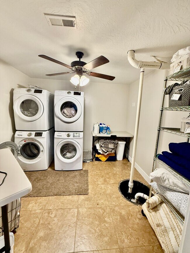 Building Photo - 521 N Creek Ridge Dr