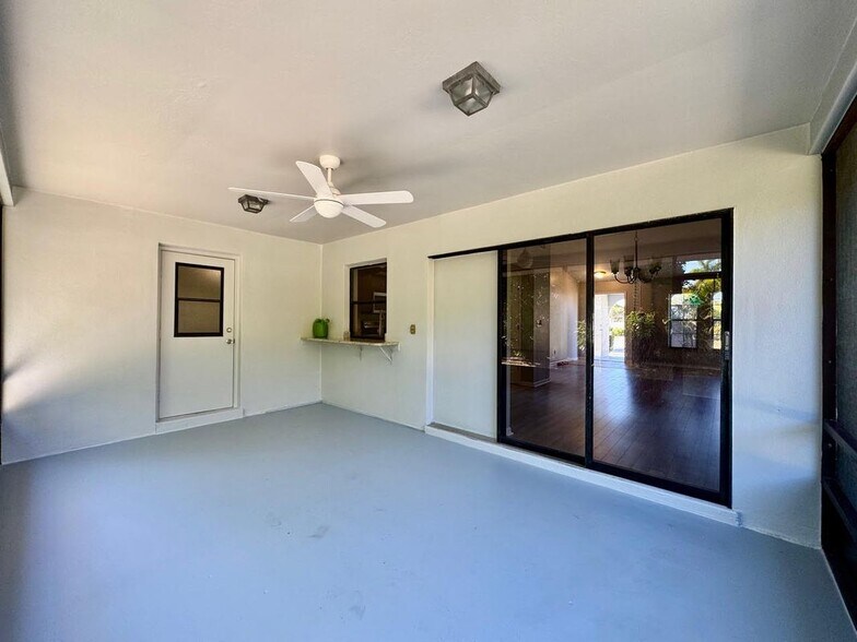 Building Photo - 3725 SW 6th Ave