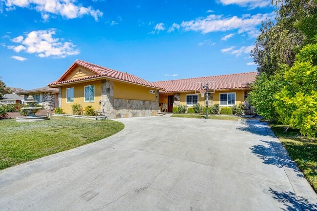 Primary Photo - 20111 Lakemore Dr