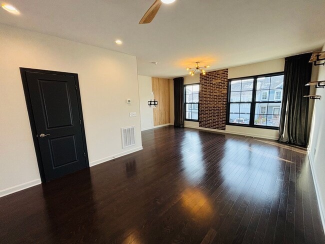 Building Photo - 3-4 Bedroom, 3.5 Bath Townhouse