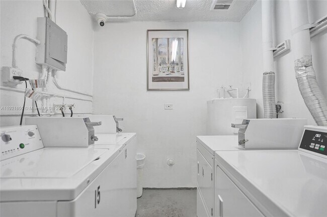 Building Photo - 330 SE 2nd St