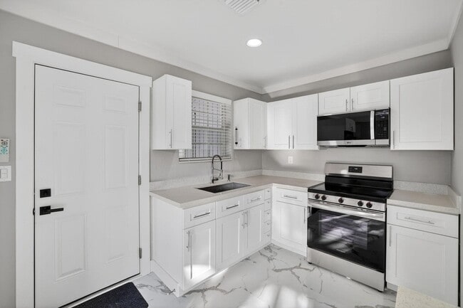 Building Photo - 108 SW 24th Ave