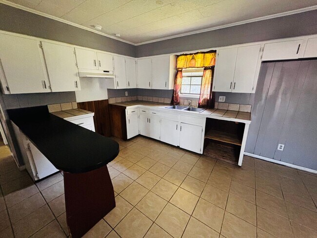 Building Photo - 3 Bedroom, 1 Bathroom House is Available Now!
