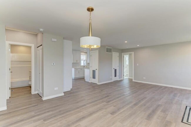 Building Photo - 935 Elmwood Ln