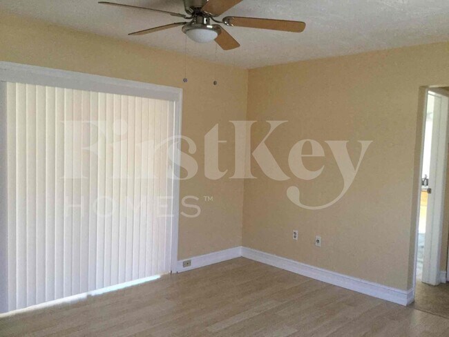 Building Photo - 8801 N Bermuda Dr