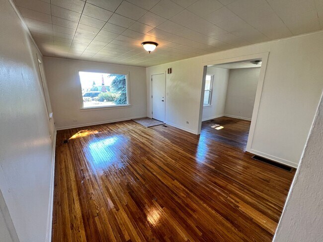Building Photo - Adorable Shadle Bungalow - 2 Bed, 1 Bath +...