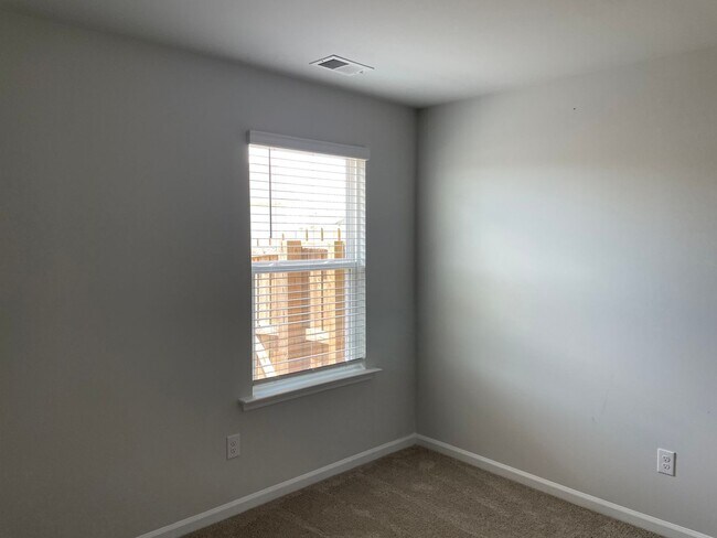 Building Photo - 3 Bedroom 2 Bath Home in Eagle Creek, Bolivia, NC