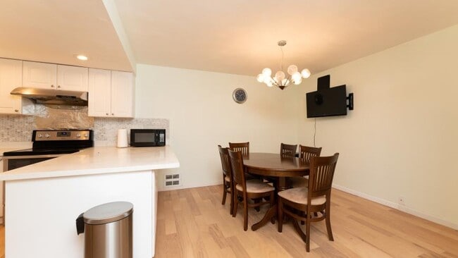 Building Photo - 2 bedroom in Kirkland WA 98034