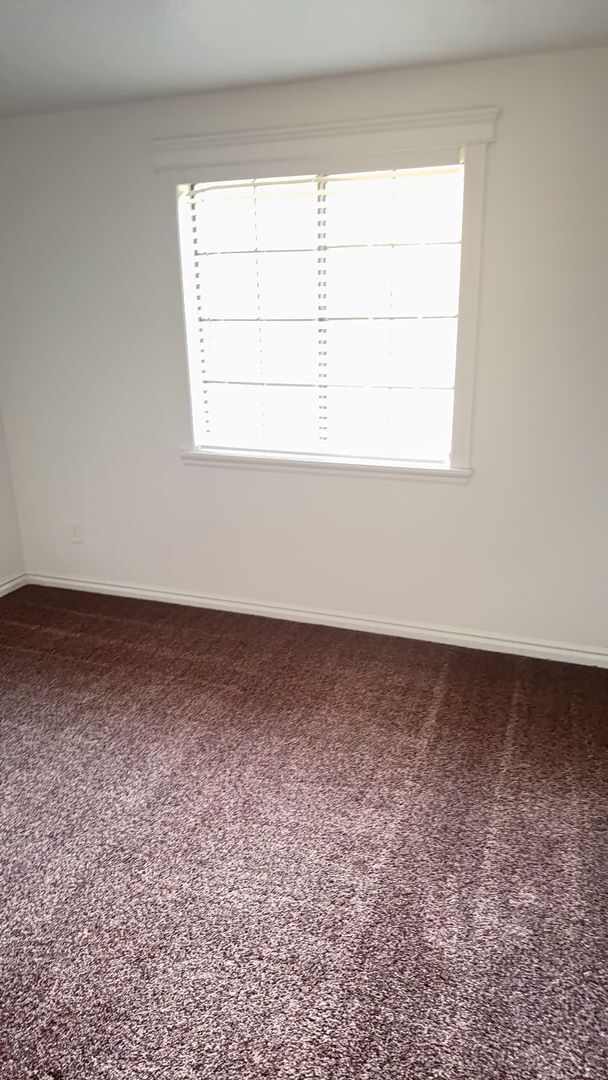 Building Photo - Half off first months rent - Beautiful home with lots of parking and central air