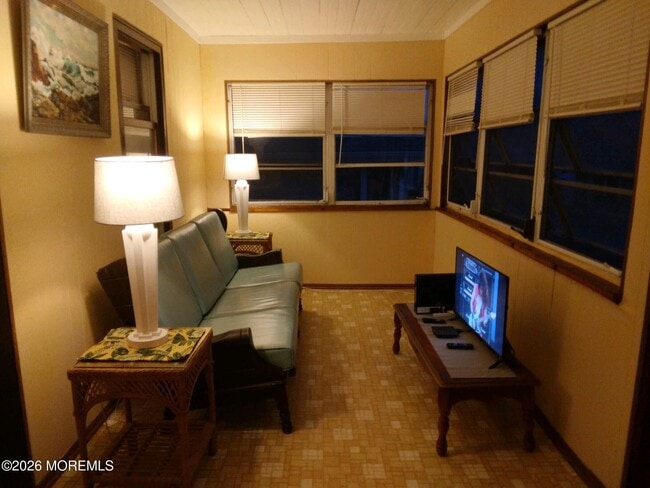 Building Photo - 10 Lake St