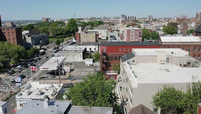 Building Photo - 552 38th St