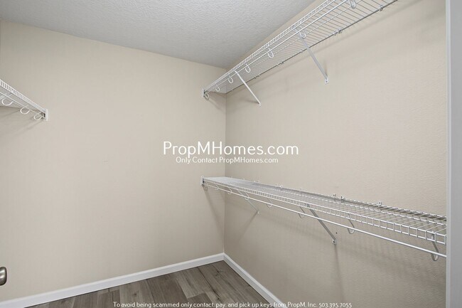 Building Photo - Two Bedroom Condo in the Heart of Bethany!