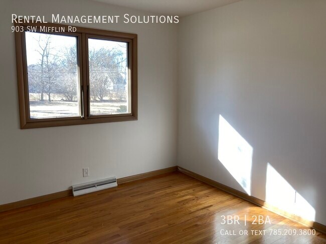 Building Photo - *RETRO KITCHEN & HUGE BASEMENT* 903 SW Mif...
