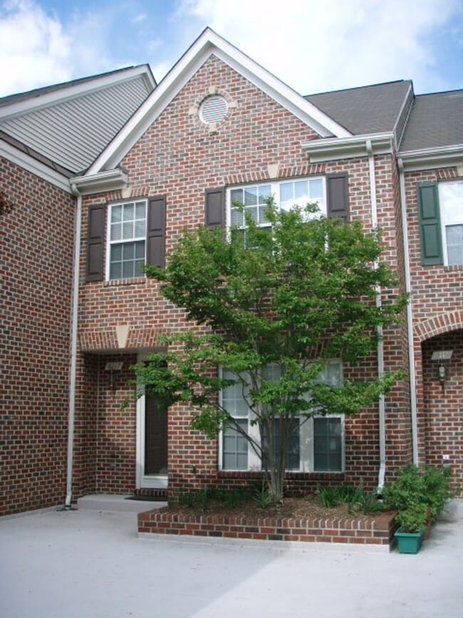 Building Photo - Gorgeous 3 Bedroom 3.5 Bathroom Brick Town...
