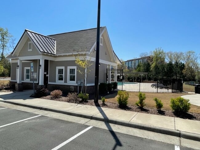 Building Photo - MOVE IN READY! Amazing end-unit townhome