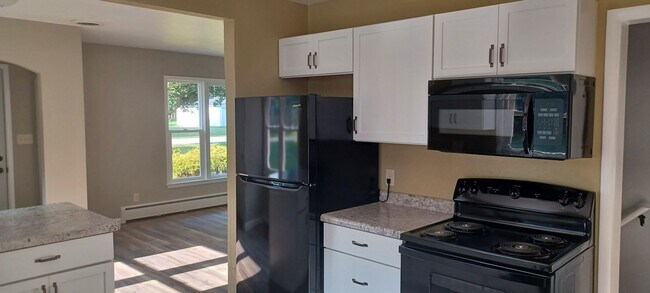 Building Photo - Lovely brick ranch in Millersburg!