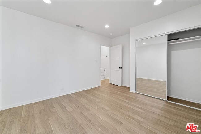 Building Photo - 17226 Vanowen St