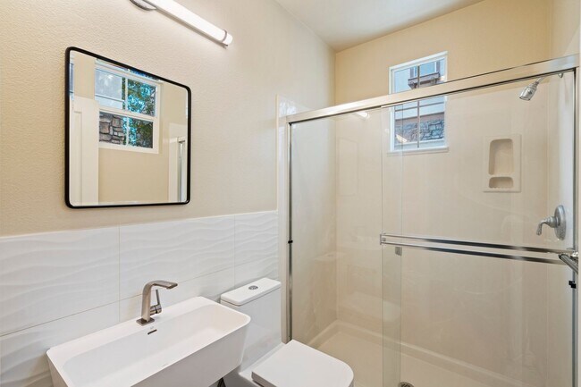 Building Photo - VERSATILE LUXURY LIVING IN RIVERMARK CORNE...