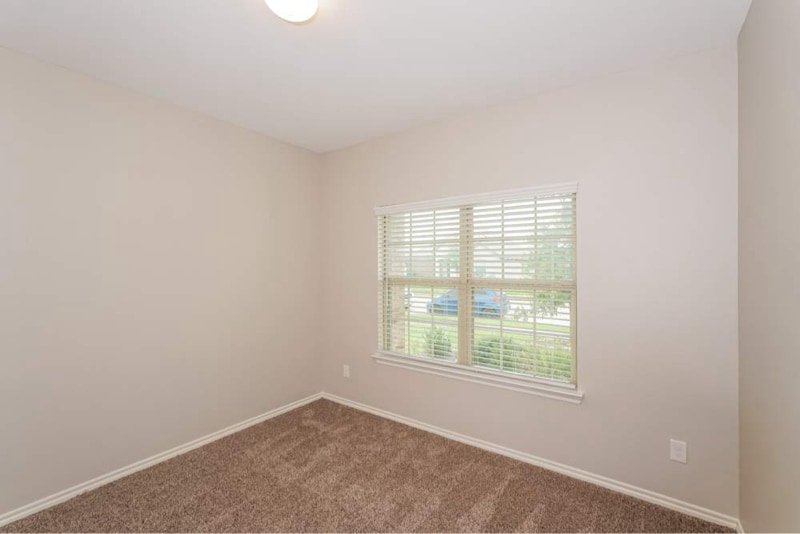Building Photo - 1526 Woodlake Dr