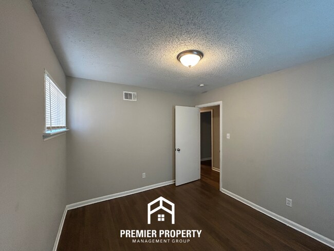 Building Photo - 8288 Cedarbrush Dr