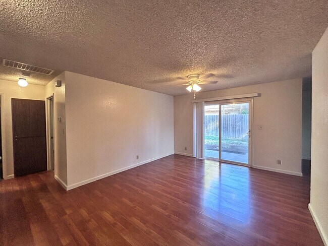 Building Photo - 955-957 Woodshire Way