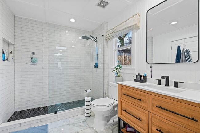 Building Photo - 805 Antone St NW