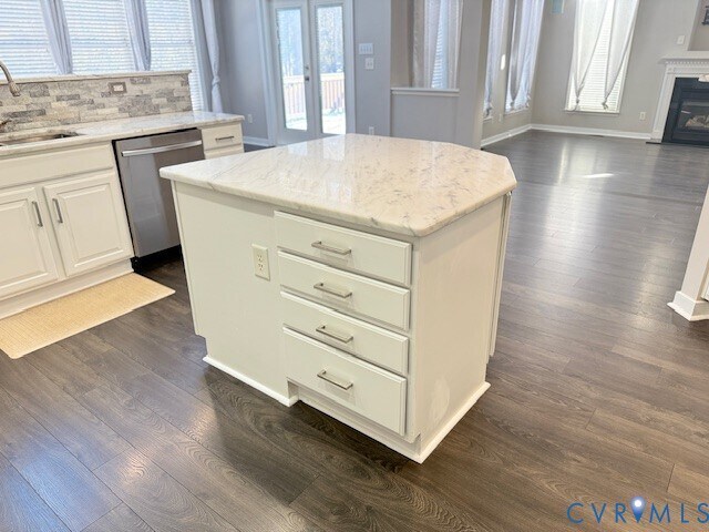 Building Photo - 9379 Roseland Ct