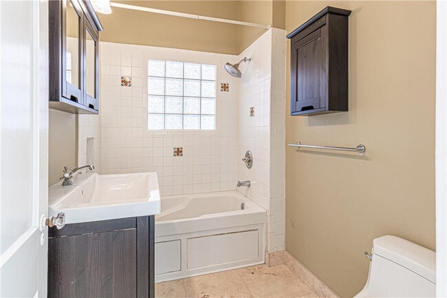 Building Photo - 1220 SE 2nd St