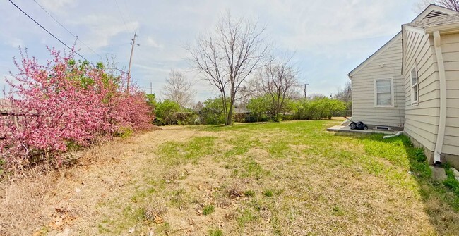 Building Photo - HUGE Fenced In Yard + Screened Patio + Har...