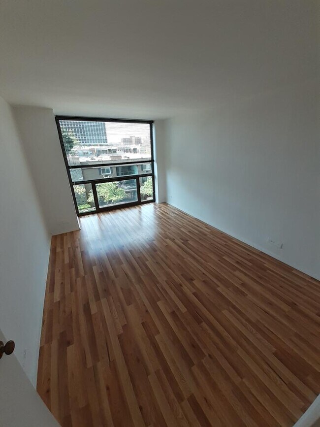 Building Photo - 4343 N Clarendon Ave