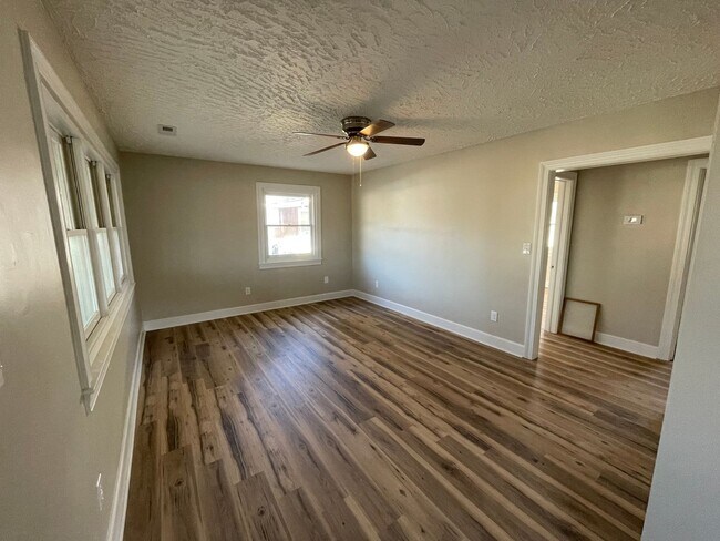 Building Photo - 108 N Saratoga St