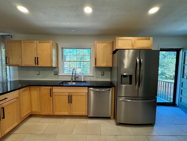 Building Photo - 3 Bedroom in Landsdowne!