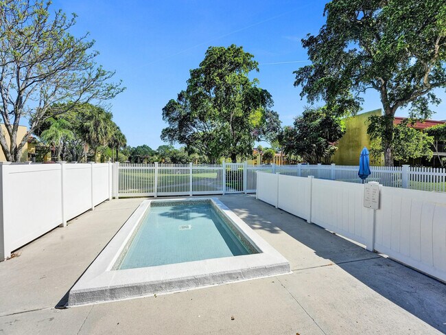 Building Photo - 930 SW 9th St Cir