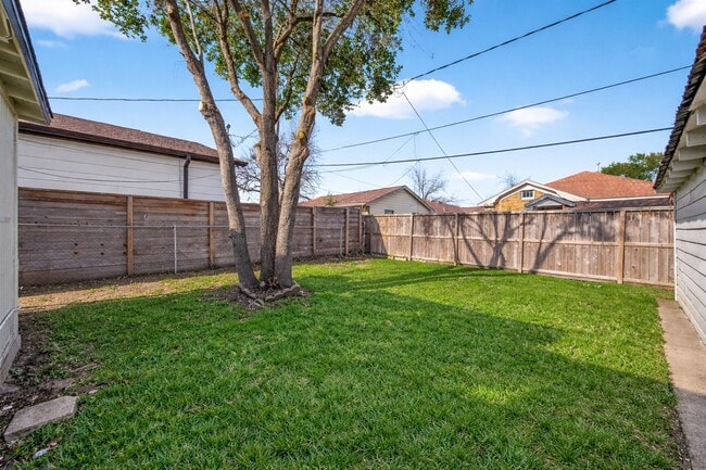 Building Photo - 2417 Ruth St