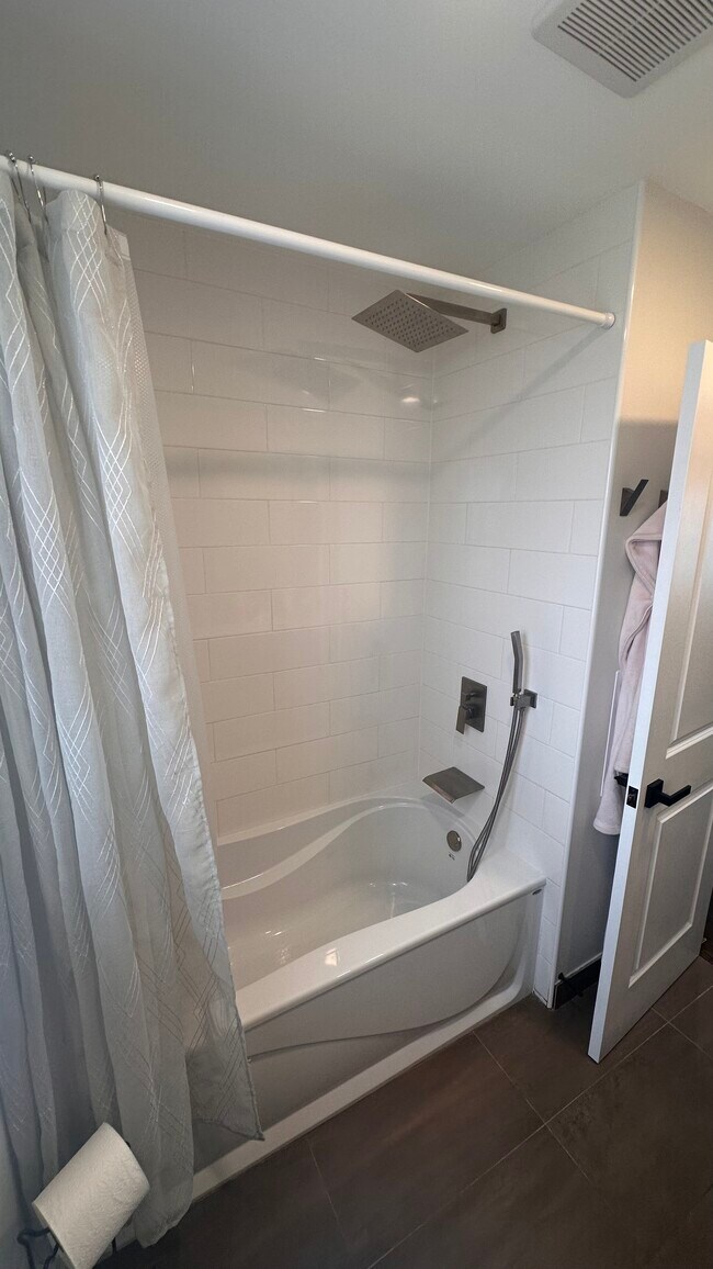 Building Photo - 354 Alles St