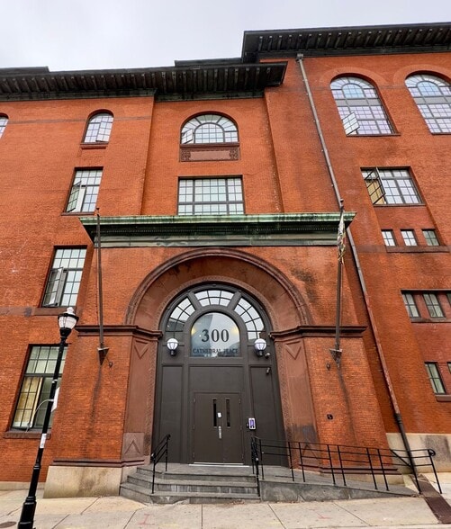 Interior Photo - Cathedral St 300