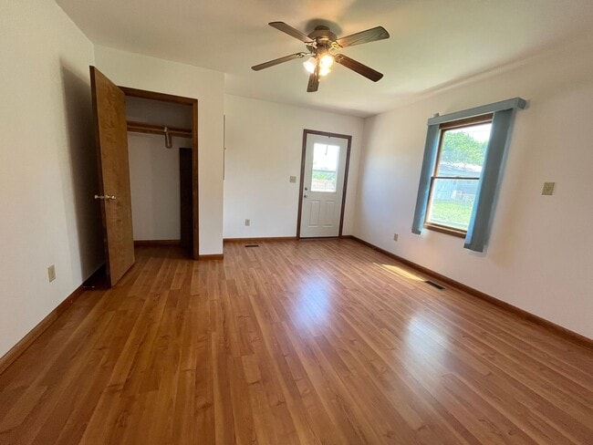 Building Photo - East Side 2 Bed/2 Bath w/ Bonus Room!