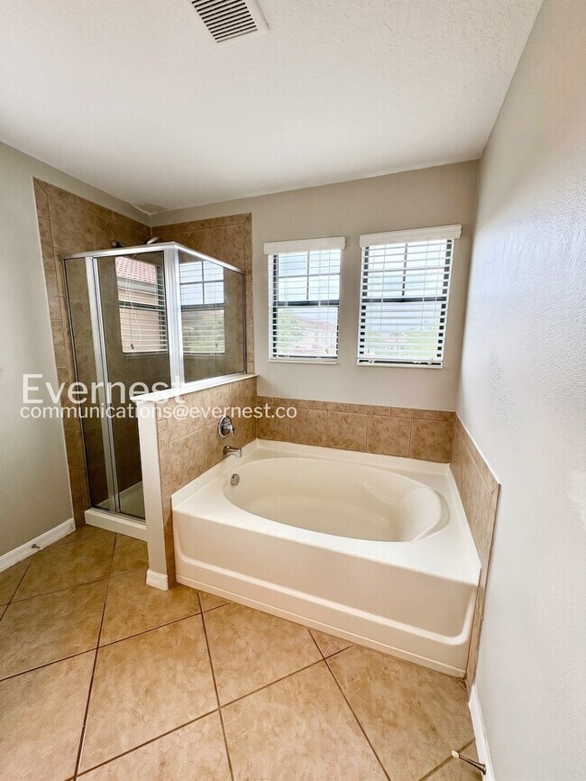 Building Photo - 4 Bed, 3 Bath Home with Garage / Pet-Friendly / Vouchers Accepted / Available Now!