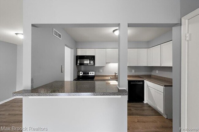 Building Photo - 23673 Village-House Dr S