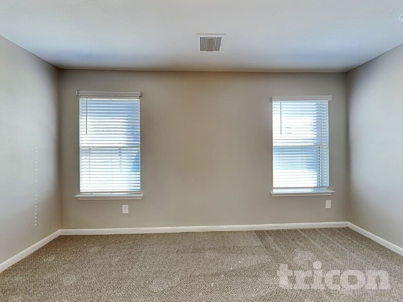 Building Photo - 20660 Dunrobin Dr