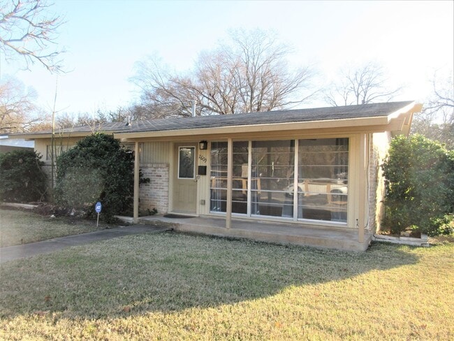 Building Photo - Adorable 2-bedroom/1-bath Duplex in Rosedale