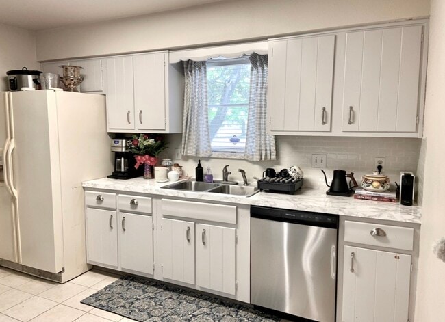 Building Photo - 2534 Rosefield Dr